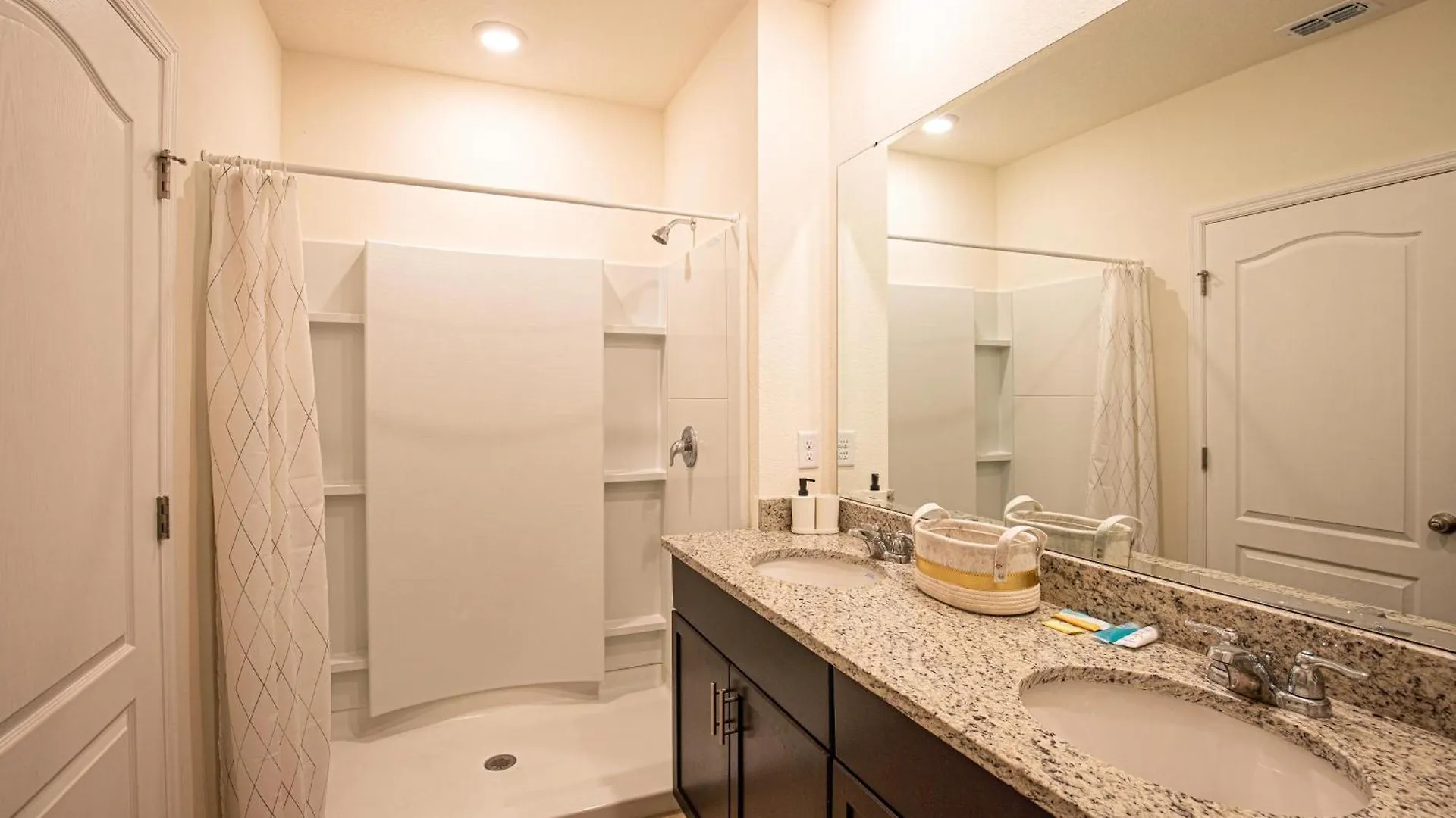 Brand New 5 Bedroom 5 Bath Pool Home 353 Davenport