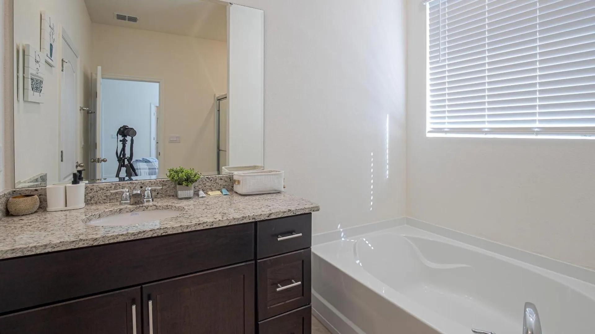 Holiday home Brand New 5 Bedroom 5 Bath Pool Home 353 Davenport